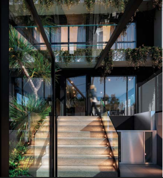 Hall de entrada com paisagismo e iluminação cênica